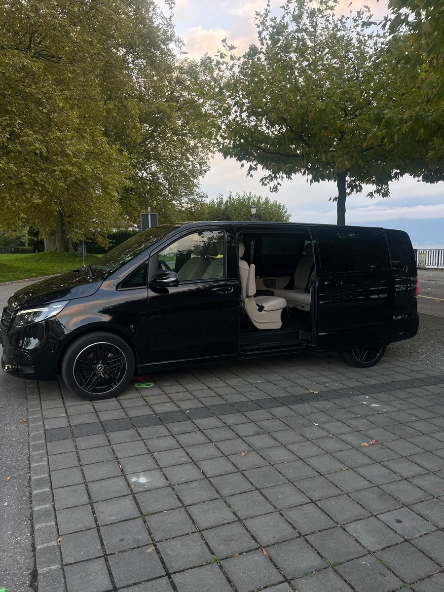 Салон Mercedes-Benz V-Class LafinLux с открытой дверью